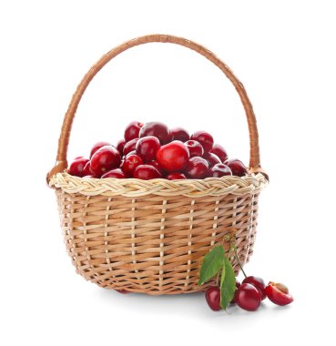 Beyaz arka planda kirazlı sepet