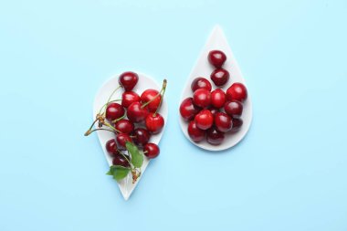 Renkli vişneli tabaklar