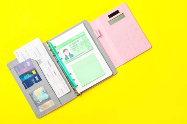 Renkli arka planda farklı şeylere sahip seyahat düzenleyicisi