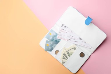 Renkli arka planda farklı şeylere sahip seyahat düzenleyicisi
