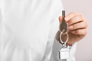 Evin anahtarı olan kadın, yakın plan.