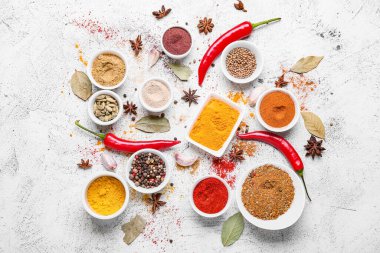 Beyaz arka planda farklı aromatik baharatlar bulunan kaseler