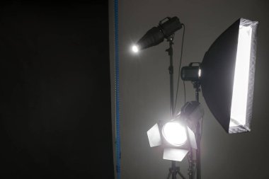 Modern fotoğraf stüdyosunda parlayan ışıklandırma ekipmanları
