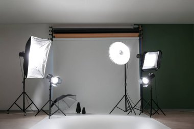 Modern fotoğraf stüdyosunda parlayan ışıklandırma ekipmanları