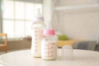Odadaki bebek için bir şişe süt.