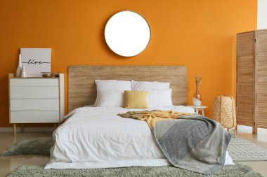 Aynalı modern yatak odasının şık iç tasarımı