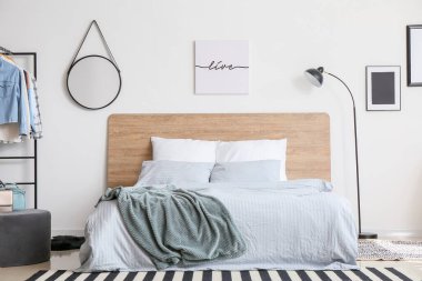 Modern yatak odasının iç dekorasyonu.