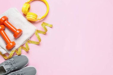 Spor ayakkabılar, halterler, havlu, mezura ve kulaklıklar.