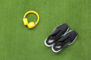 Renkli arka planda spor ayakkabılar ve kulaklıklar