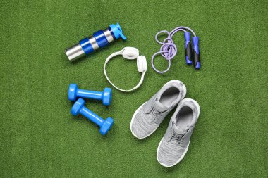 Renkli arka planda spor ekipmanları ve kulaklıklar