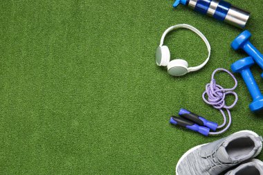 Renkli arka planda spor ekipmanları ve kulaklıklar