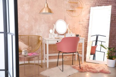 Modern soyunma odasının şık iç mekanı.