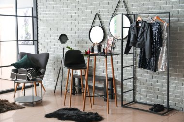 Modern soyunma odasının şık iç mekanı.