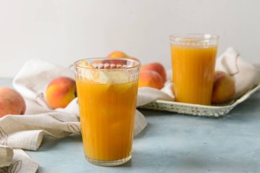 Masada bir bardak taze şeftali suyu.