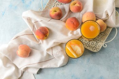 Masada taze şeftali suyu ile kompozisyon