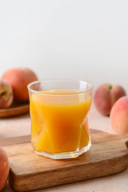 Masada bir bardak taze şeftali suyu.