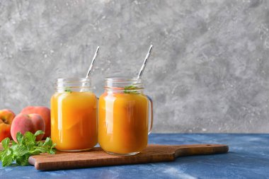 Masada taze şeftali suyu var.