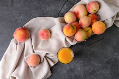 Masada taze şeftali suyu ile kompozisyon