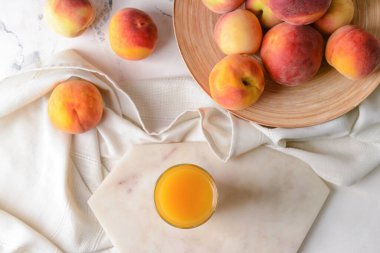 Masada taze şeftali suyu ile kompozisyon