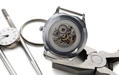 Beyaz arkaplanda tamir için saat ve araçlar