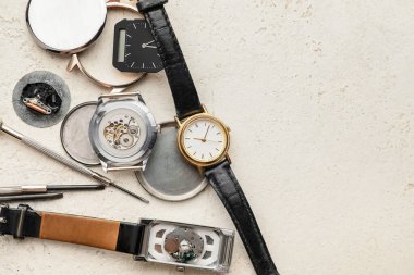 Işık arkaplanında tamir için saat ve araçlar