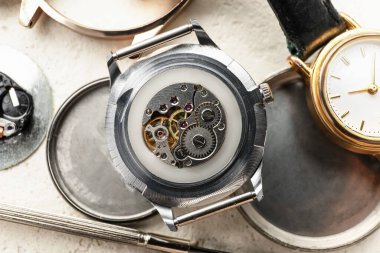 Işık arkaplanında tamir için saat ve araçlar