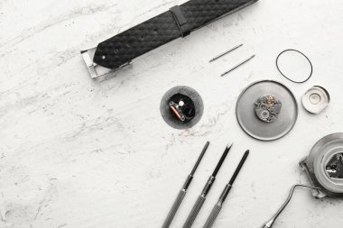 Işık arkaplanında tamir için saat ve araçlar