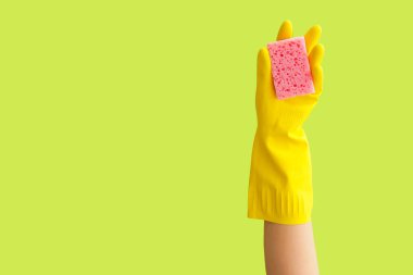 Lastik eldiven ve arka planda sünger.