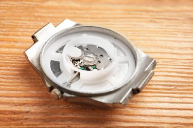 Tahta masada parçalanmış saat.