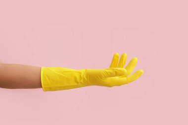 Renkli arka planda lastik eldiven verin