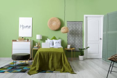 Modern yatak odasının iç dekorasyonu.