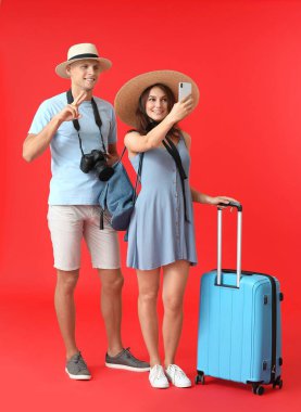 Renkli arka planda selfie çeken iki turist.