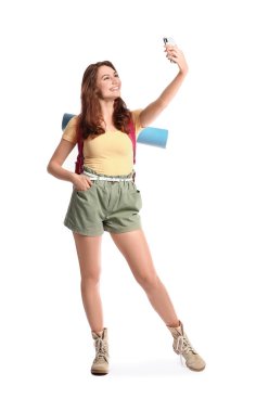 Beyaz arka planda selfie çeken kadın turist