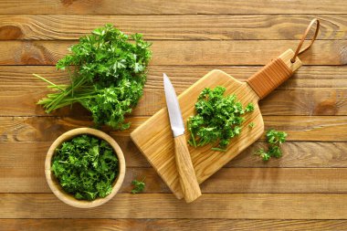 Ahşap arka planda taze maydanozlu kompozisyon