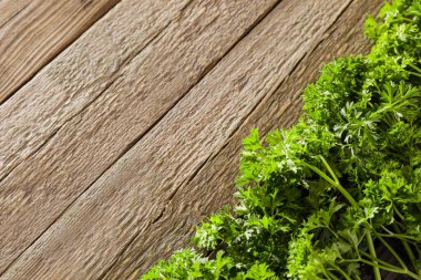 Tahta arka planda taze maydanoz