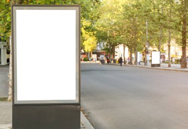 Şehir caddesinde boş reklam panosu