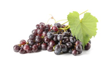 Beyaz arka planda olgun üzümler