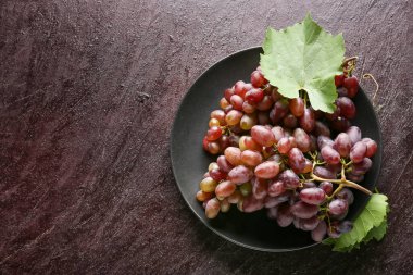 Tabakta olgun üzümler var.