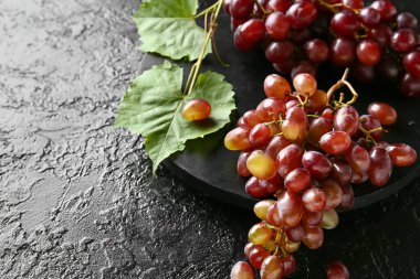 Karanlık masada olgun üzümler