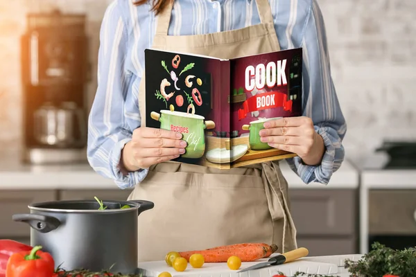 Woman Cook Book Preparing Food Kitchen — Stock Photo, Image