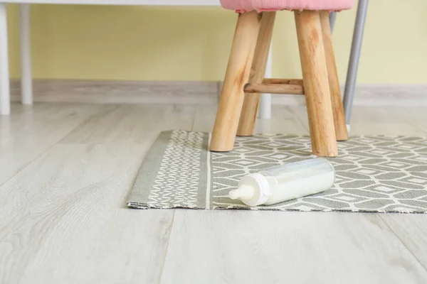 Flasche Milch Für Baby Auf Dem Fußboden Zimmer — Stockfoto