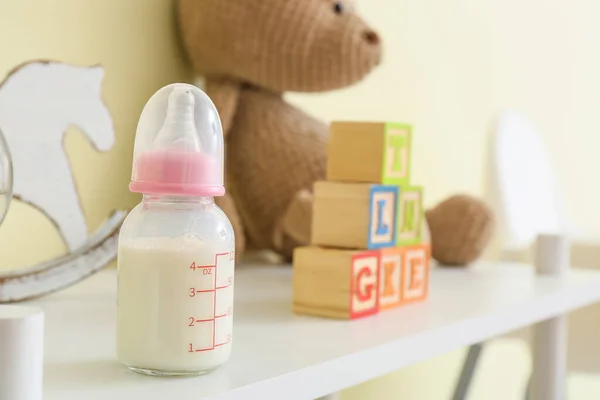Lahvička Mléka Pro Dítě Stole Pokoji — Stock fotografie
