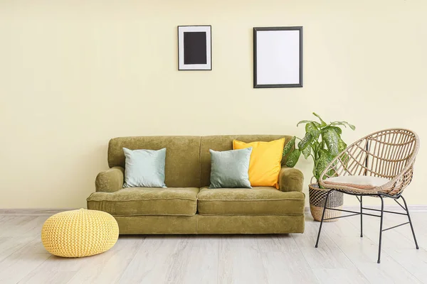 Sofa Lembut Bergaya Dengan Kursi Dekat Dinding Warna Kamar — Stok Foto