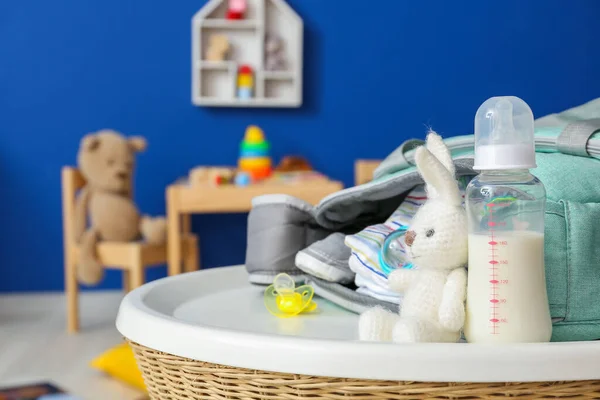 婴儿用的牛奶瓶 桌上有配饰 — 图库照片