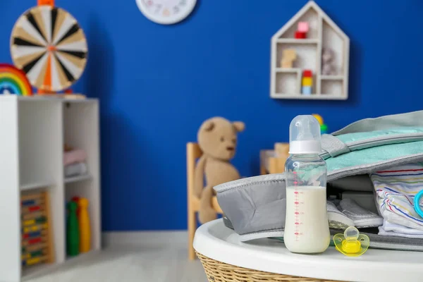 Fles Melk Voor Baby Met Accessoires Tafel Kamer — Stockfoto