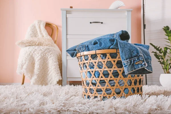 Cesta Con Ropa Suelo Habitación — Foto de Stock