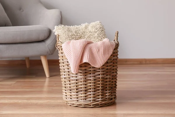 Wicker Korg Med Rutig Och Kudde Rummet — Stockfoto