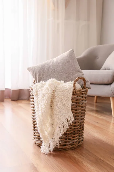 Wicker Basket Plaid Pillow Room — Stock Photo, Image