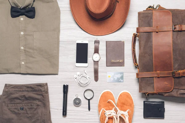 Ensemble Accessoires Voyage Pour Hommes Sur Fond Bois — Photo