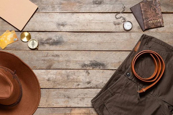 Conjunto Acessórios Viagem Para Homens Fundo Madeira — Fotografia de Stock